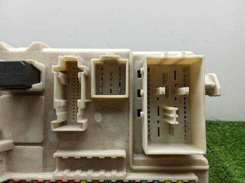 Foto 3ª: Caja Reles Fusibles Volvo V50 1.6 D 110CV 81KW [D 4164 T] (2005)