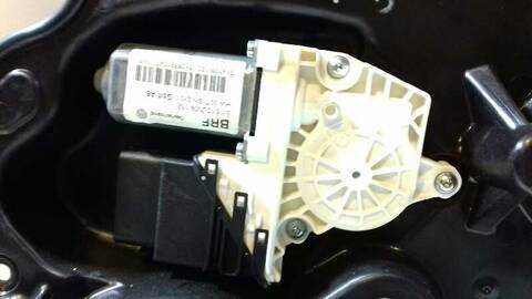 Foto 3ª: Elevalunas Manual Trasero Derecho Volkswagen Golf ADVANCE 105CV 77KW [CAYC] (2009)