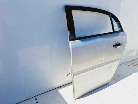 Foto 4ª: Puerta Trasera Izquierda Opel Vectra CLUB BERLINA 122CV 90KW [Z18XE] (2004)