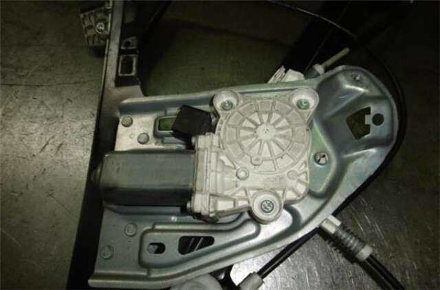 Foto 2ª: Elevalunas Eléctrico Delantero Derecho Mercedes Clase C 160 2.2 220 CDI (203.006) [2.2 LTR. - 105 KW CDI CAT] [OM 646.963]
