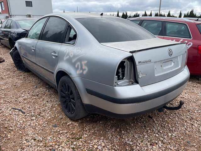 Foto 2ª: Puerta Trasera Izquierda Volkswagen Passat 1.9 TDI 130cv [AVF] (2002)