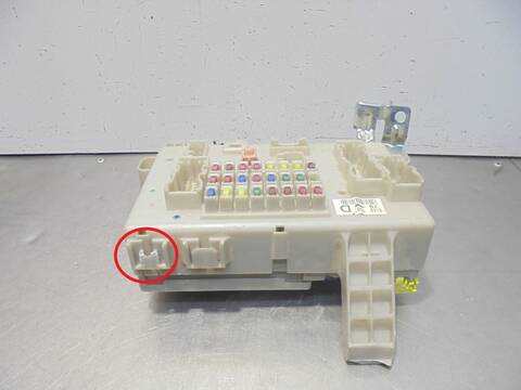 Foto 4ª: Caja Reles Fusibles Toyota Land Cruiser 3.0 TD 173CV 127KW [1KD] (2007)
