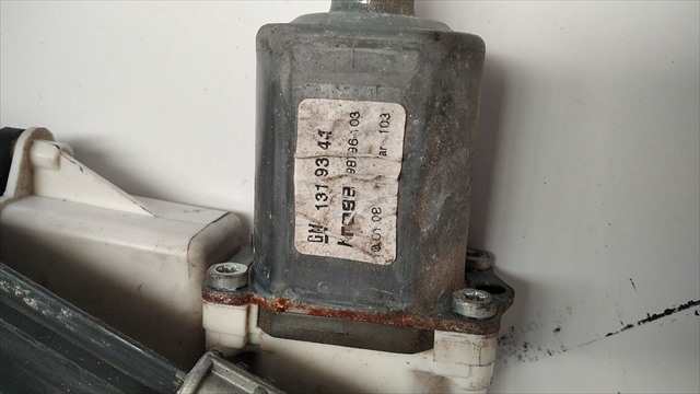 Foto 3ª: Elevalunas Eléctrico Delantero Izquierdo Opel Astra 1.9 DIESEL [Z19DTH] (2008)