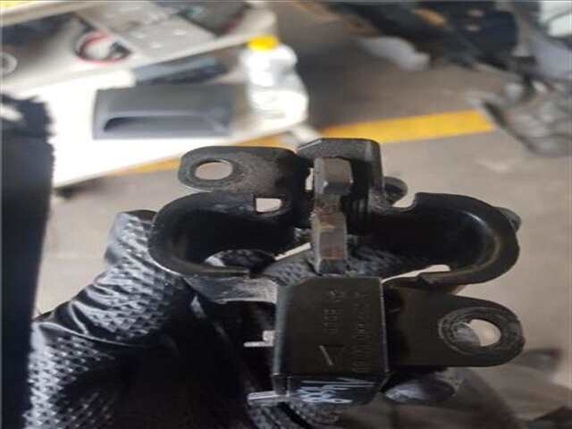 Foto 3ª: Cerradura Capot Mercedes Clase C 160 2.2 200 CDI (203.004) [2.2 LTR. - 85 KW CDI CAT] [OM 611.962]