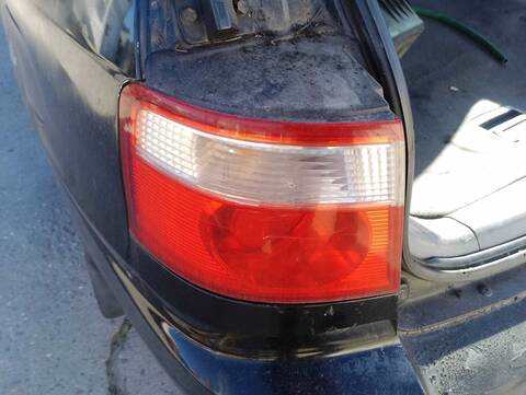 Foto 4ª: Piloto Trasero Izquierdo Kia Carens 105CV 77KW [R03S] (2005)