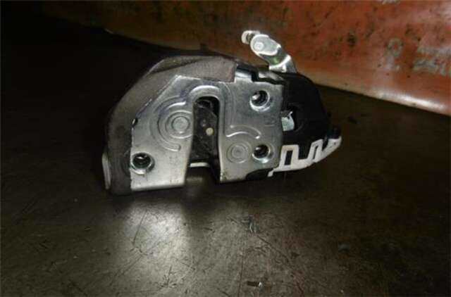 Foto 3ª: Cerradura Puerta Trasera Derecha Toyota Yaris 1.5 TS [1.5 LTR. - 77 KW 16V CAT] [1NZ-FE]