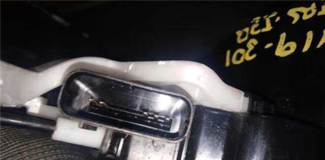 Foto 3ª: Cerradura Puerta Trasera Izquierda Kia Carens 1.7 BASIC [1.7 LTR. - 85 KW CRDI CAT] [D4FD]