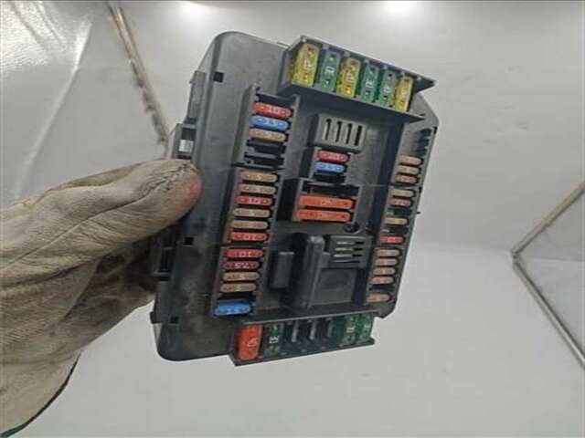 Foto 2ª: Caja Reles Fusibles Bmw Serie 3 315 2.0 320D [2.0 LTR. - 110 KW 16V DIESEL CAT]