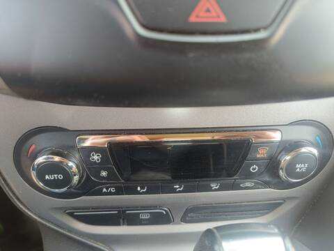 Mando Climatizador Ford Focus PNDA BERLINA AUT.