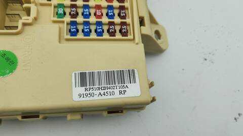 Foto 3ª: Caja Reles Fusibles Kia Carens BASIC 135CV 99KW [G4FD] (2015)