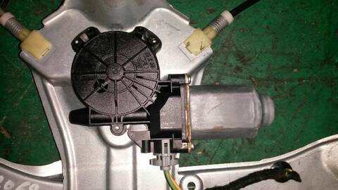 Foto 2ª: Elevalunas Eléctrico Delantero Derecho Renault Clio EXCEPTION 86CV 63KW [K9K766] (2005)