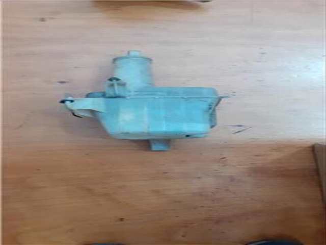 Deposito Limpiaparabrisas Toyota Corolla COROLLA E80