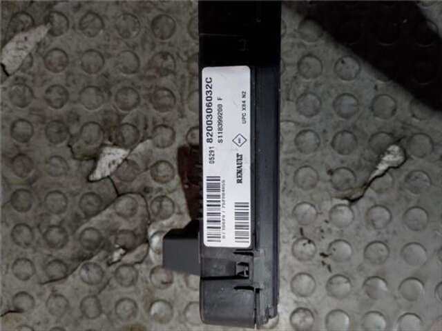 Foto 2ª: Caja Reles Fusibles Renault Megane 1.9 BUSINESS [1.9 LTR. - 96 KW DCI DIESEL FAP] II BERLINA 5P (10.2002-_) [F9Q E8]