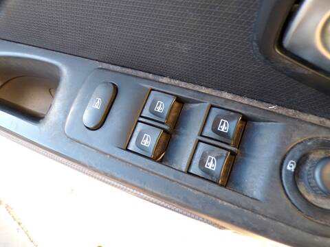 Botonera Elevalunas Renault Clio H4B4