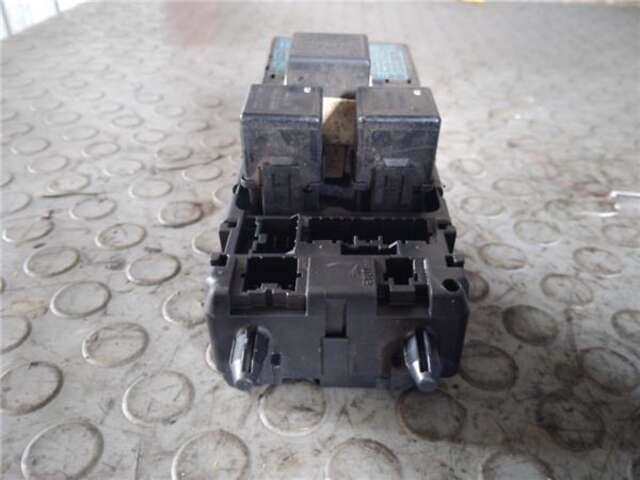 Foto 3ª: Caja Reles Fusibles Mitsubishi Carisma 1.9 1900 DI-D COMFORT [1.9 LTR. - 75 KW DI-D CAT] [F9Q1]