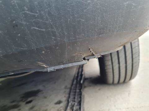 Foto 3ª: Paragolpes Trasero Volkswagen Caddy FURGON ECONOMY BLUEMOTION 102CV 75KW [CAYD] (2012)