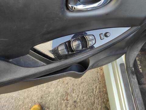 Botonera Elevalunas Nissan Leaf EM57