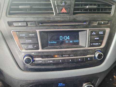 Foto 2ª: Sistema Audio Radio CD Hyundai i20 ESSENCE 75CV 55KW [D3FA] (2015)