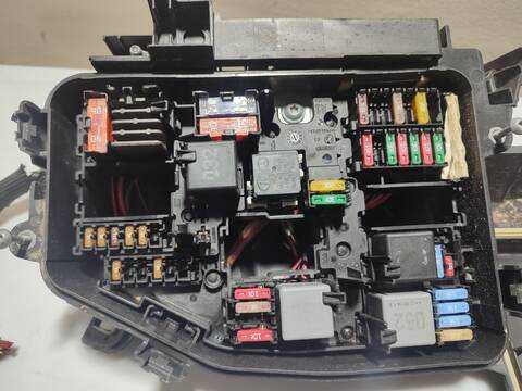 Foto 2ª: Caja Reles Fusibles Mercedes Clase C 160 VERSION INDEFINIDA (2013)