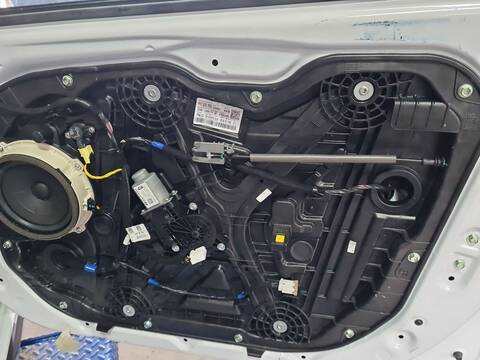 Foto 2ª: Elevalunas Eléctrico Delantero Derecho Hyundai i30 2.0 N 275CV 202KW [G4KH] (2025)
