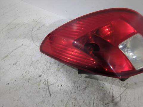 Foto 3ª: Piloto Trasero Derecho Opel Corsa 1.3 CDTI L08 L68) 75CV [A 13 DTC Z 13 DTJ] (2006)