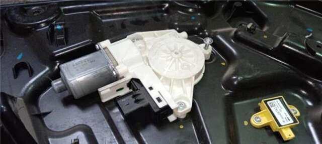 Foto 2ª: Elevalunas Eléctrico Delantero Derecho Fiat Freemont 2.0 BASIS [2.0 LTR. - 103 KW 16V MULTIJET CAT] [939B5000]