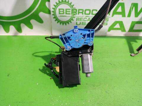 Foto 3ª: Elevalunas Manual Trasero Derecho Audi A4 2.5 TDI 120KW) 163CV (2000)