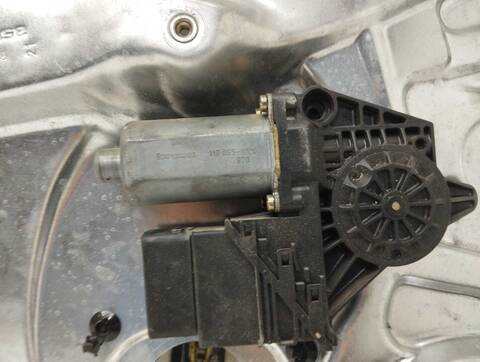 Foto 3ª: Elevalunas Manual Trasero Izquierdo Volkswagen Passat CL BERLINA 110CV 81KW [AFN] (1997)