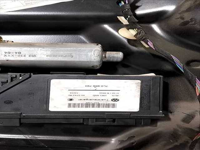 Foto 3ª: Elevalunas Manual Trasero Derecho Volkswagen Touareg 2.5 TDI 174CV (2002)