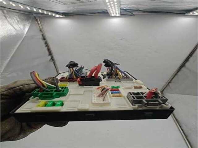 Foto 3ª: Caja Reles Fusibles Renault Megane 1.2 DYNAMIQUE [1.2 LTR. - 85 KW 16V TCE] III BERLINA 5P (2008-_)