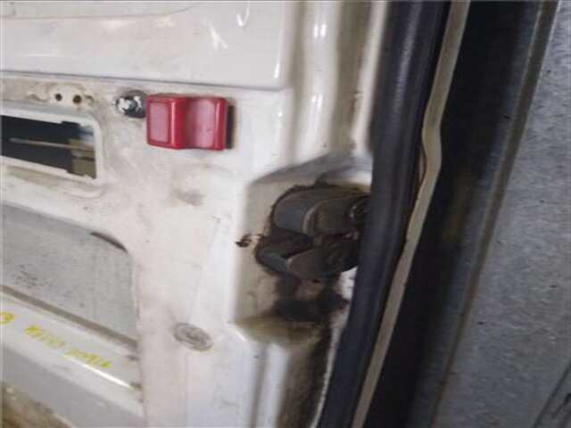 Foto 3ª: Puerta Trasera Derecha Mercedes 100 D (631.332. 631.342) [OM 616.963]