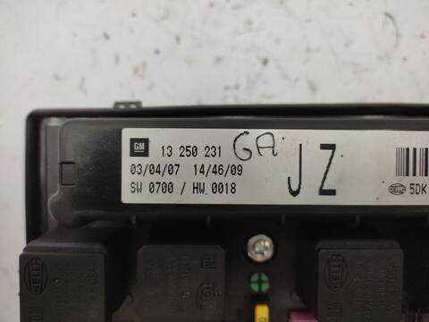 Foto 3ª: Caja Reles Fusibles Opel Astra 1.6 16V 105CV 77KW