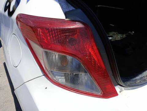 Foto 2ª: Piloto Trasero Izquierdo Toyota Yaris ACTIVE 90CV 66KW [1NDTV] (2014)