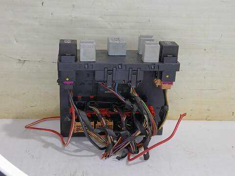 Foto 2ª: Caja Reles Fusibles Volkswagen Passat INDIVIDUAL 140CV (2005)