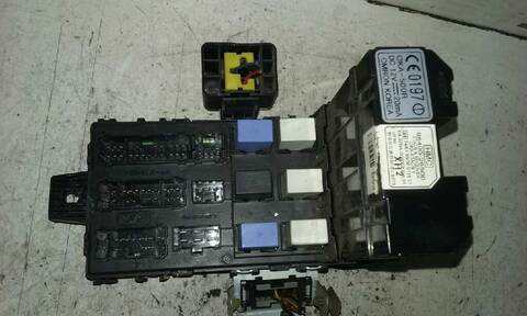 Foto 3ª: Caja Reles Fusibles Hyundai Santa Fe 2.0 CRDI CAT 113CV 83KW [D4EA] (2002)