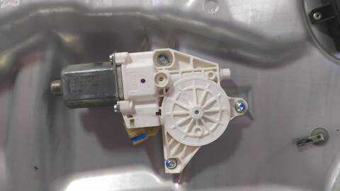 Foto 2ª: Elevalunas Eléctrico Delantero Izquierdo Mercedes Clase ML 300 3.0 CDI W164) 224CV 165KW AUT. OM642 [OM642940] (2006)