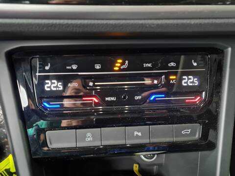 Foto 2ª: Mando Climatizador Volkswagen Touran LIFE 149CV 110KW [DXPA] (2024)