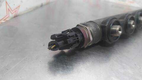 Foto 3ª: Rampa Inyectora Kia Carnival TD LS 126CV 93KW [J3] (2000)