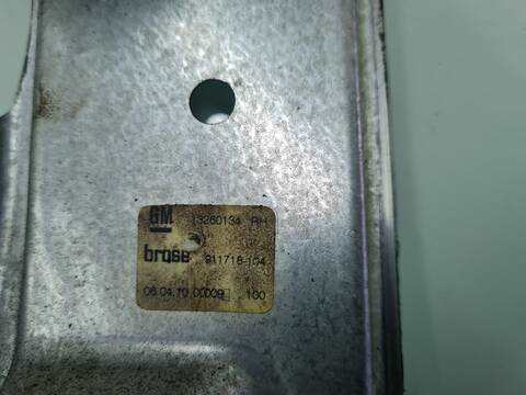Foto 3ª: Elevalunas Manual Trasero Derecho Opel Astra COSMO 110CV 81KW [A17DTR] (2010)