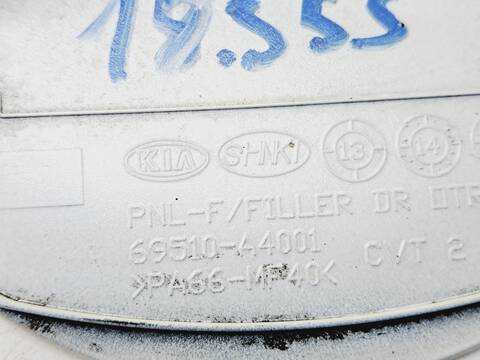 Foto 4ª: Tapa Exterior Combustible Kia Carens BASIC 116CV 85KW [D4FD] (2017)