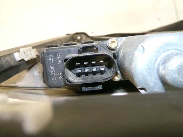 Foto 4ª: Elevalunas Eléctrico Trasero Izquierdo Audi A6 2.5 TDI 1997-2004 [AKE] (2003)