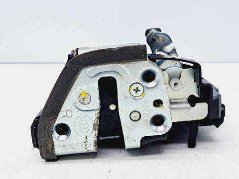 Foto 3ª: Cerradura Puerta Trasera Derecha Toyota Avensis 2.0 D-4D CAT 124CV 91KW [1AD] (2014)