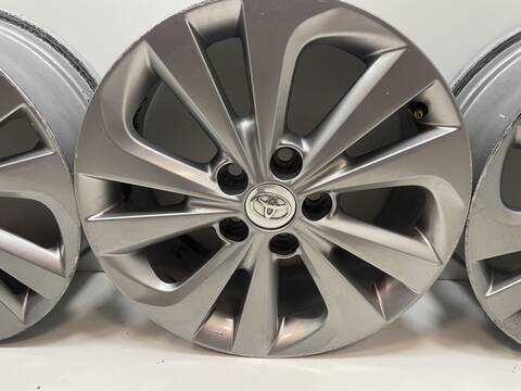 Foto 3ª: Juego LLantas Toyota Auris 2ZR (2014)